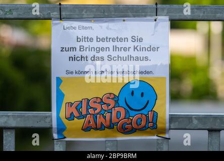 Dresde, Allemagne. 18 mai 2020. Un panneau avec l'inscription 's'il vous plaît ne pas entrer dans le bâtiment de l'école pour amener vos enfants - Kiss an Go' est attaché à la porte d'entrée d'une école primaire. À partir de ce lundi, les écoles primaires et secondaires rouvriront leurs portes après des semaines de fermeture obligatoire en raison de la pandémie de Corona. Crédit : Robert Michael/dpa-Zentralbild/dpa/Alay Live News Banque D'Images