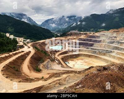 Open Cast Mining Erzberg, Autriche, paysage de routes sinueuses pour l'exploitation minière Banque D'Images