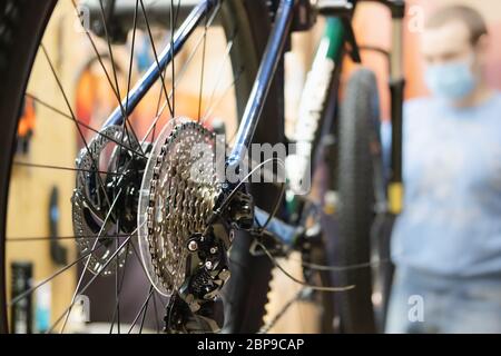 Atelier de réparation de vélos, maintenance technique d'un vélo. Vue rapprochée d'un système de rupture et de la transmission d'un vélo de fond dans un atelier de service Banque D'Images