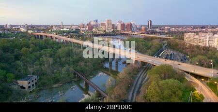 La James River est uniforme et lente sur ce matin dans et autour de Richmond en Virginie Banque D'Images