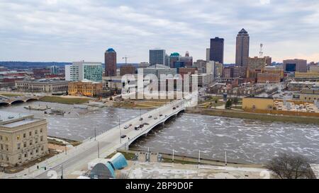 Cedar Rapids Iowa a l'eau d'inondation déménagement thru sur la rivière Cedar en mai 2019 Banque D'Images