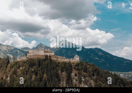 Vue sur un château depuis le pont Highline179 en Autriche Banque D'Images