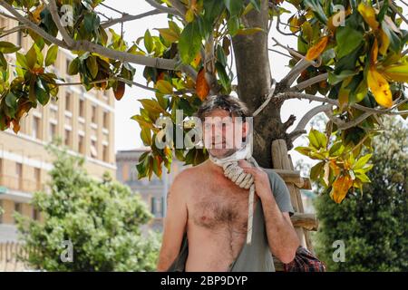 Naples, CAMPANIE, ITALIE. 18 mai 2020. 05/18/2020 Naples, un travailleur asiatique tente de se suicider en se traînant sous le Palazzo San Giacomo à Naples sur la Piazza Municipio crédit: Fabio Sasso/ZUMA Wire/Alay Live News Banque D'Images