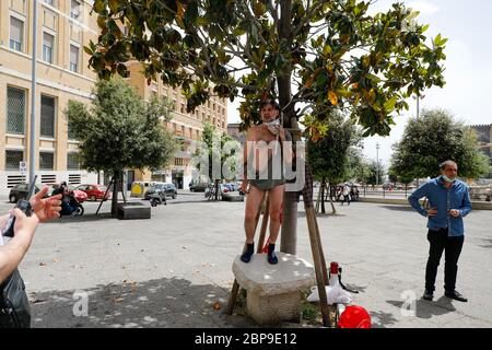 Naples, CAMPANIE, ITALIE. 18 mai 2020. 05/18/2020 Naples, un travailleur asiatique tente de se suicider en se traînant sous le Palazzo San Giacomo à Naples sur la Piazza Municipio crédit: Fabio Sasso/ZUMA Wire/Alay Live News Banque D'Images