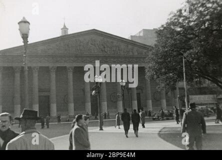 Photographie ancienne, cathédrale métropolitaine de Buenos Aires. La cathédrale métropolitaine de Buenos Aires est la principale église catholique de Buenos Aires, en Argentine. Il est situé dans le centre-ville, donnant sur la Plaza de Mayo. Photo prise les 6 et 8 juillet 1955 par un passager qui a débarqué d'un bateau de croisière. SOURCE : PHOTO ORIGINALE Banque D'Images