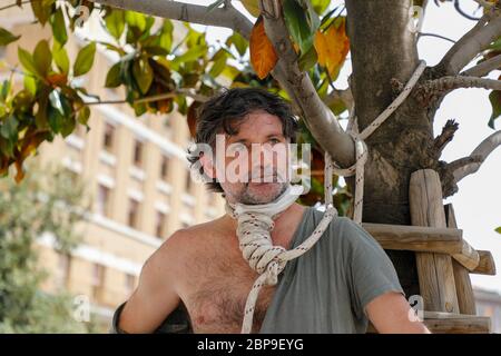 Naples, CAMPANIE, ITALIE. 18 mai 2020. 05/18/2020 Naples, un travailleur asiatique tente de se suicider en se traînant sous le Palazzo San Giacomo à Naples sur la Piazza Municipio crédit: Fabio Sasso/ZUMA Wire/Alay Live News Banque D'Images