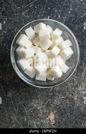Cubes de sucre blanc doux dans un bol. Vue d'en haut. Banque D'Images