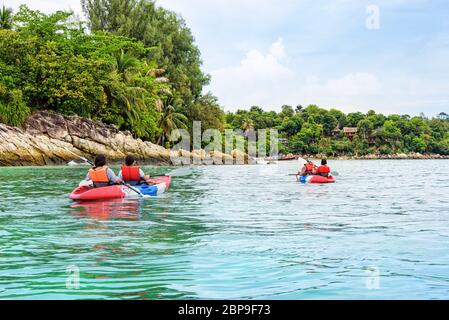 Groupe touristique sont le kayak sur la mer, les voyages en bateau pour voir la belle nature paysage le matin de l'été à l'avant le complexe autour de Ko Lip Banque D'Images