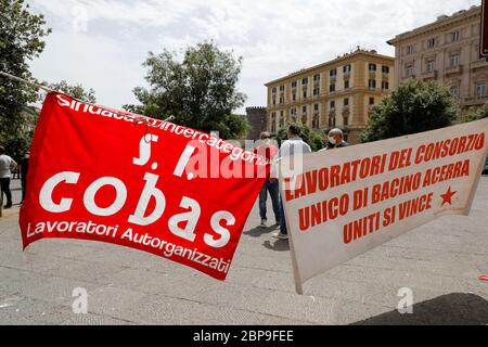 Naples, CAMPANIE, ITALIE. 18 mai 2020. 05/18/2020 Naples, un travailleur asiatique tente de se suicider en se traînant sous le Palazzo San Giacomo à Naples sur la Piazza Municipio crédit: Fabio Sasso/ZUMA Wire/Alay Live News Banque D'Images