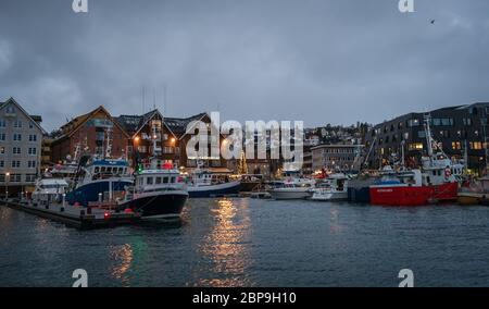 Tromso, Norvège - Décembre 2018 : Bateaux dans port et port dans le détroit d'Tromsoysundet à Tromso en hiver Banque D'Images
