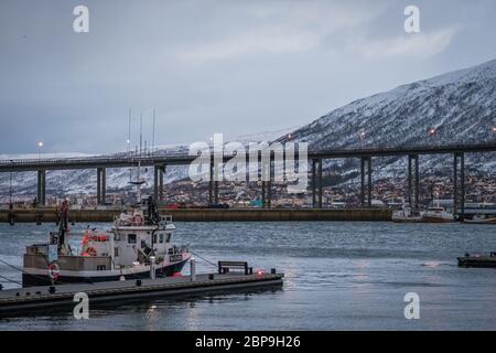 Tromso, Norvège - Décembre 2018 : Port et port avec Tromso célèbre pont à travers le détroit d'Tromsoysundet dans l'arrière-plan Banque D'Images