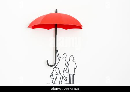 Concept d'assurance de protection familiale utilisant un parapluie rouge Banque D'Images