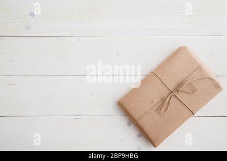 Paniers-cadeaux,colis dans l'éco-friendly sur fond de bois clair. La vue d'en haut Banque D'Images