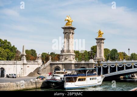 Le pont Alexandre III, qui traverse la Seine et le petit Palais, au bord de la rivière, Paris, France. Banque D'Images