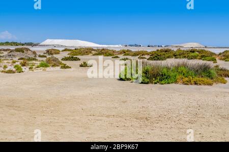 Paysage autour de Salin-de-Giraud situé dans dans la région de la Camargue, dans le sud de la France qui est montrant beaucoup de sel dans les étangs d'évaporation ambiance ensoleillée Banque D'Images