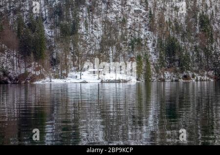 Paysage riverain d'un lac nommé Koenigssee situé dans la terre de Berchtesgadener en Bavière (Allemagne) en hiver Banque D'Images