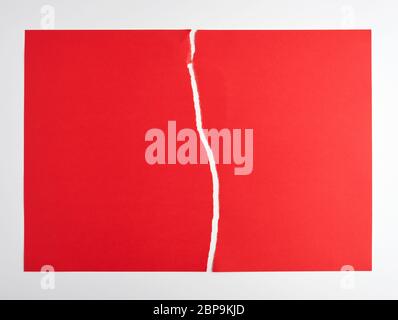 Déchiré à moitié vide en feuille de papier rouge sur fond blanc, Close up Banque D'Images