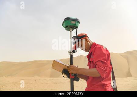 (200518) -- YULI, 18 mai 2020 (Xinhua) -- l'arpenteur Liu Yaojun travaille sur le site de construction d'une autoroute dans le désert de Taklimakan, dans la région autonome de Xinjiang, dans le nord-ouest de la Chine, le 17 mai 2020. La construction de l'autoroute Yuli-Qiemo, la troisième route nord-sud traversant le désert de Taklimakan, est entrée dans la ruée finale. Les travailleurs de China Communications Construction Company Ltd. Travaillent sur la plus grande dune de ce projet, avec un volume estimé de 1.2 millions de mètres cubes de sable à traiter. Ils ont établi des camps à côté de la dune pour la commodité du travail et reçoivent quotidiennement un nec Banque D'Images