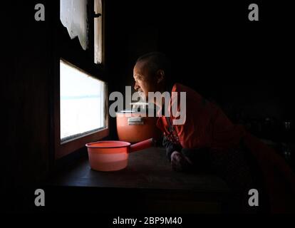 (200518) -- YULI, 18 mai 2020 (Xinhua) -- le chef Yang Yunming, 60 ans, attend ses collègues dans un camp du désert de Taklimakan, dans la région autonome de Xinjiang, dans le nord-ouest de la Chine, le 16 mai 2020. La construction de l'autoroute Yuli-Qiemo, la troisième route nord-sud traversant le désert de Taklimakan, est entrée dans la ruée finale. Les travailleurs de China Communications Construction Company Ltd. Travaillent sur la plus grande dune de ce projet, avec un volume estimé de 1.2 millions de mètres cubes de sable à traiter. Ils ont établi des camps à côté de la dune pour la commodité du travail, et reçoivent quotidiennement des necessiti Banque D'Images