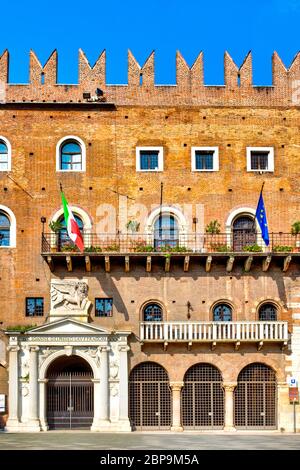 Palazzo del Podestà sur la Piazza dei Signori, Vérone, Italie Banque D'Images