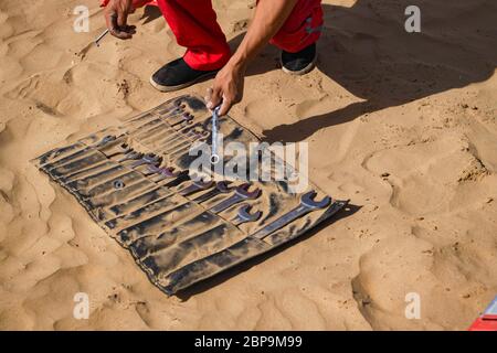 (200518) -- YULI, 18 mai 2020 (Xinhua) -- UN travailleur vérifie les outils sur le site de construction d'une autoroute dans le désert de Taklimakan, dans la région autonome du Xinjiang, dans le nord-ouest de la Chine, le 16 mai 2020. La construction de l'autoroute Yuli-Qiemo, la troisième route nord-sud traversant le désert de Taklimakan, est entrée dans la ruée finale. Les travailleurs de China Communications Construction Company Ltd. Travaillent sur la plus grande dune de ce projet, avec un volume estimé de 1.2 millions de mètres cubes de sable à traiter. Ils ont établi des camps à côté de la dune pour la commodité du travail et reçoivent quotidiennement un nec Banque D'Images