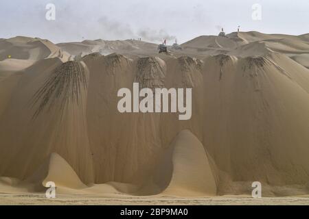 (200518) -- YULI, 18 mai 2020 (Xinhua) -- les travailleurs conduisent des bulldozers sur le site de construction d'une autoroute dans le désert de Taklimakan, dans la région autonome du Xinjiang, dans le nord-ouest de la Chine, le 16 mai 2020. La construction de l'autoroute Yuli-Qiemo, la troisième route nord-sud traversant le désert de Taklimakan, est entrée dans la ruée finale. Les travailleurs de China Communications Construction Company Ltd. Travaillent sur la plus grande dune de ce projet, avec un volume estimé de 1.2 millions de mètres cubes de sable à traiter. Ils ont établi des camps à côté de la dune pour la commodité du travail et reçoivent le nece quotidien Banque D'Images