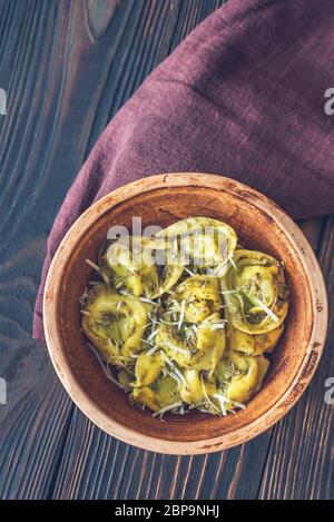 Bol de tortelloni farci de ricotta au pesto Banque D'Images