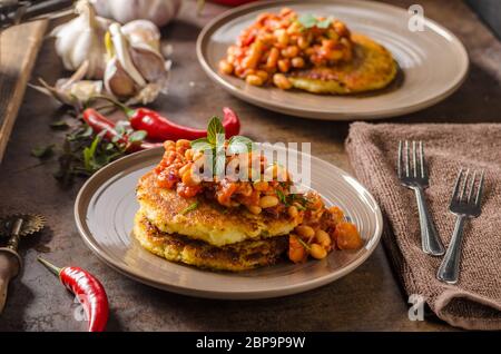 Cuire les haricots avec des gâteaux de pommes de terre moelleux, épicé et délicieux petit-déjeuner Banque D'Images