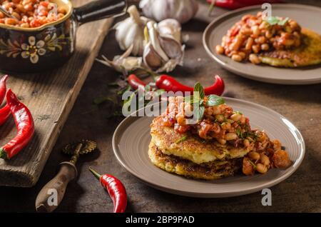 Cuire les haricots avec des gâteaux de pommes de terre moelleux, épicé et délicieux petit-déjeuner Banque D'Images