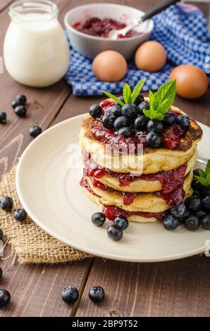 Sans Glutten crêpes avec de la confiture et des bleuets, bio ingrédients sains, de menthe fraîche sur le dessus Banque D'Images