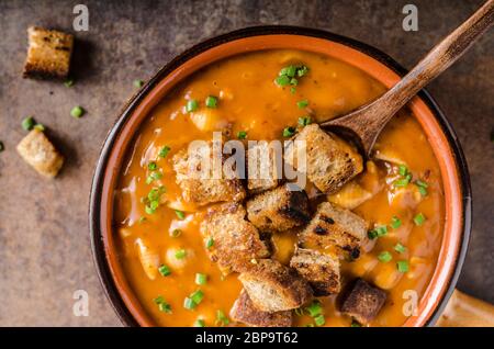 Soupe de goulash avec croûtons de pain cuit Banque D'Images