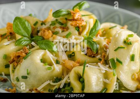 Ail Tortellini farci et épinards à l'oignon frit Banque D'Images