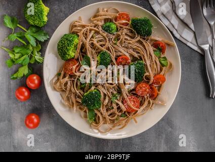 Pâtes brocoli 340simple avec tomates, fromage parmesan Banque D'Images