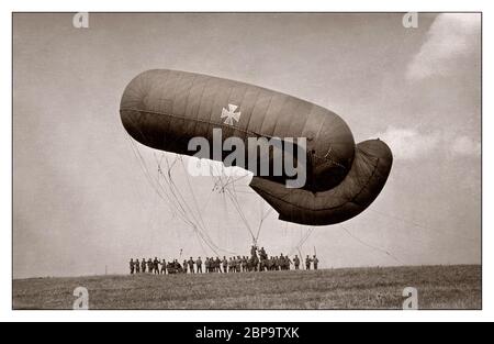 Première Guerre mondiale ballon de barrage allemand de type Parseval-Siegsfeld à Équancourt France (septembre 1916). La « queue » arrière se remplit d'air automatiquement par une ouverture face au vent. Première Guerre mondiale Banque D'Images