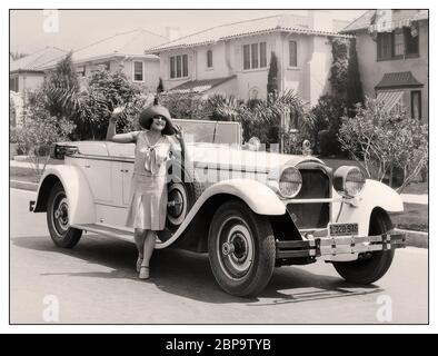 Archive Packard Single huit Touring années 1920 et actrice Lina Basquette (née Lena Copeland Baskette, 19 avril 1907 – 30 septembre 1994), actrice américaine. Elle a été notée pour ses 75 ans de carrière dans le divertissement, qui a commencé pendant l'ère du film silencieux. Talentueuse danseuse, elle a été payée comme fille pour avoir exécuté et a gagné son premier contrat de film à neuf ans. 1924 Banque D'Images