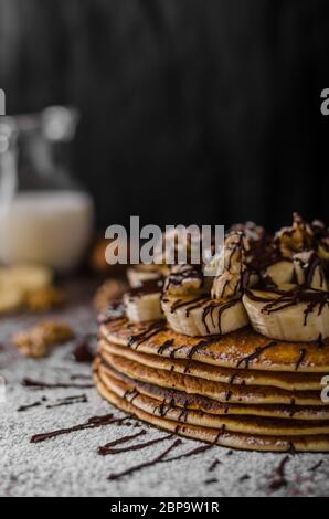 Crêpes avec rustique de banane et chocolat, noix grillées sur le dessus Banque D'Images