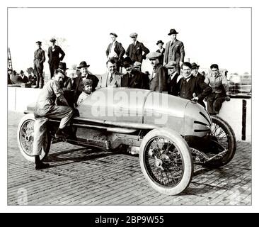 Louis-Joseph Chevrolet 25 décembre 1878 – 6 juin 1941) pilote de voiture de course suisse-américain, cofondateur de la Chevrolet Motor car Company en 1911 et fondateur de la Frontenac Motor Corporation en 1916. Indy 500, Louis-Joseph ChevroleDans 1916, Louis Chevrolet et ses frères ont fondé la Frontenac Motor Corporation pour fabriquer des pièces de course pour Ford Model TS. Banque D'Images