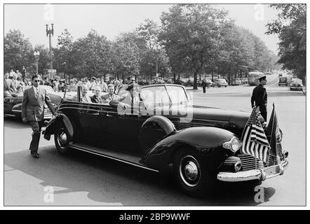 Archive 1939 Lincoln K-série voiture "Sunshine Special" avec le président Franklin D. Roosevelt. Jusqu’à l’administration FDR, les armures des voitures présidentielles n’étaient pas monnaie courante. Cependant, après les attaques sur Pearl Harbor, la série K de Roosevelt a reçu des fenêtres à l'épreuve des balles et des armures. A part cela, les seules véritables modifications comprenaient des panneaux de signalisation pour le service secret et quelques feux de détresse et sirènes. Banque D'Images