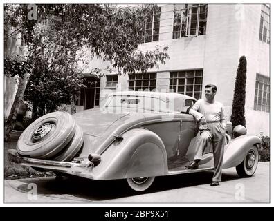 Clark Gable Images des années 1930 Archive image avec Duesenberg JN 560/2585 Cabriolet coupé SWB par Bohman & Schwartz, & Clark Gable cette voiture a été achetée en 1935 par Clark Gable et a été initialement proposée par Rollston comme coupé cabriolet. Il a été redessiné par Bohman & Schwartz de Pasadena, CA, pour refléter les idées et les formes suggérées par Gable lui-même. Il a été utilisé par Gable pendant sa cour de Carole Lombard, et a été fréquemment utilisé pendant leur mariage, puis abandonné par Gable après sa mort prématurée en 1942. Banque D'Images