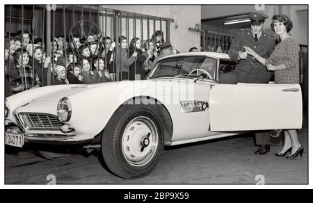 Archive Elvis Presley prendre les clés d'un coupé blanc BMW 507 2 portes Elvis aurait pris livraison de son 507 pendant son service avec l'armée américaine alors qu'il était en poste en Allemagne. années 1950 Banque D'Images