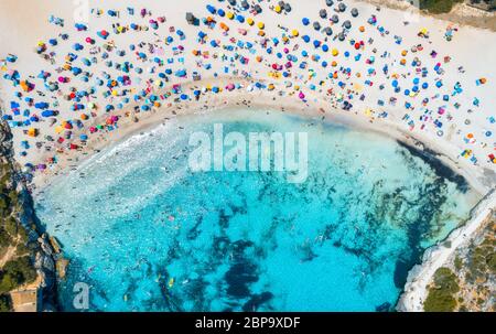 Vue aérienne de la plage de sable avec parasols colorés, les gens Banque D'Images