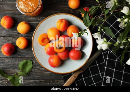 Composition avec abricots et confiture sur fond de bois Banque D'Images