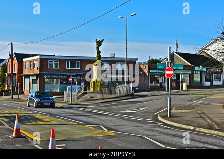Pencoed War Memorial dans le centre-ville à la jonction de Hendre Road et Coychurch Road. Boutiques environnantes. Banque D'Images