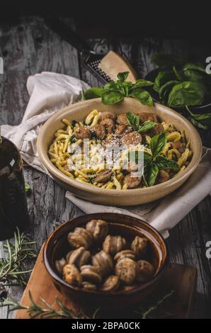 Spaetzle maison, barbecue saucisses et fromages frais, des herbes sur bois rustique, la photographie culinaire Banque D'Images