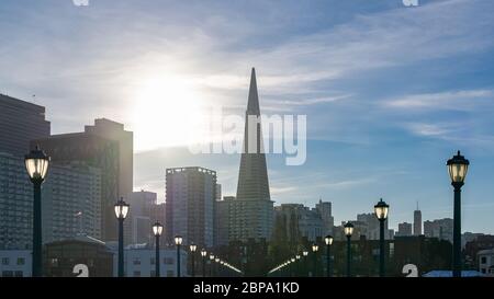 San Francisco, l'Embarcadero, centre-ville au coucher du soleil, vue de la jetée, panorama Banque D'Images
