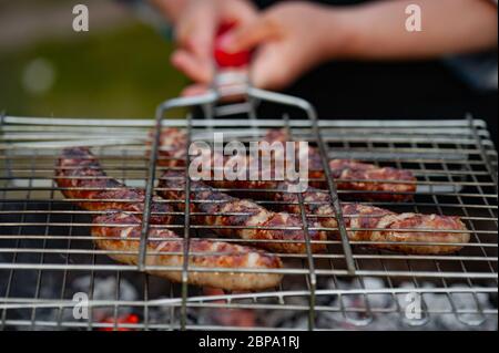 Saucisses chaudes sur le gril. Ho saucisse griller à l'extérieur sur un barbecue. Banque D'Images