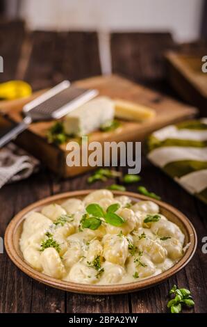 Gnocchi au fromage avec sauce au fromage bleu et galic, fines herbes sur le dessus, un délice food Banque D'Images