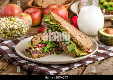 Chipotle-Avocado Sandwich d'été, Recette bio, manger sain clean Banque D'Images