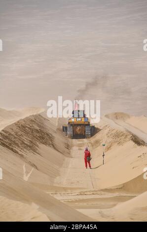 (200518) -- YULI, 18 mai 2020 (Xinhua) -- l'arpenteur Liu Yaojun travaille sur le site de construction d'une autoroute dans le désert de Taklimakan, dans la région autonome de Xinjiang, dans le nord-ouest de la Chine, le 17 mai 2020. La construction de l'autoroute Yuli-Qiemo, la troisième route nord-sud traversant le désert de Taklimakan, est entrée dans la ruée finale. Les travailleurs de China Communications Construction Company Ltd. Travaillent sur la plus grande dune de ce projet, avec un volume estimé de 1.2 millions de mètres cubes de sable à traiter. Ils ont établi des camps à côté de la dune pour la commodité du travail et reçoivent quotidiennement un nec Banque D'Images