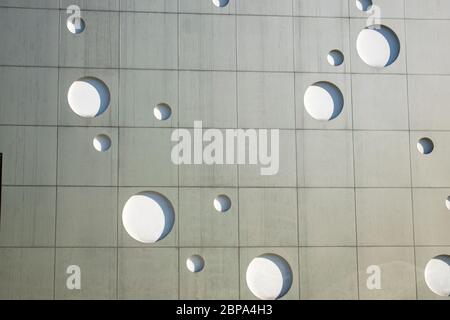 Texture d'arrière-plan. Un mur avec des trous ronds sous forme de bulles de gaz. Banque D'Images